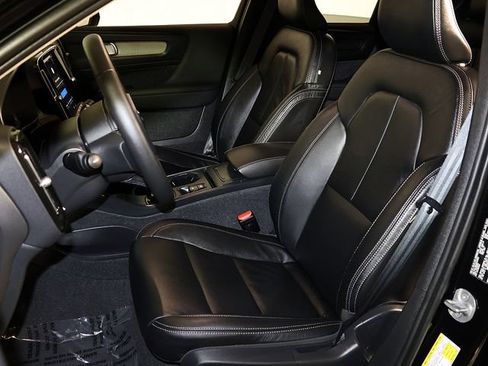 Used 2024 Volvo XC40 B5 Core AWD/4WD image 4
