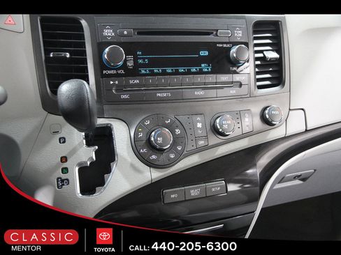 Used 2012 Toyota Sienna LE w/ Towing Pkg image 12