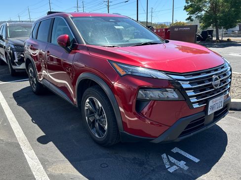Used 2025 Nissan Rogue SV AWD/4WD image 2