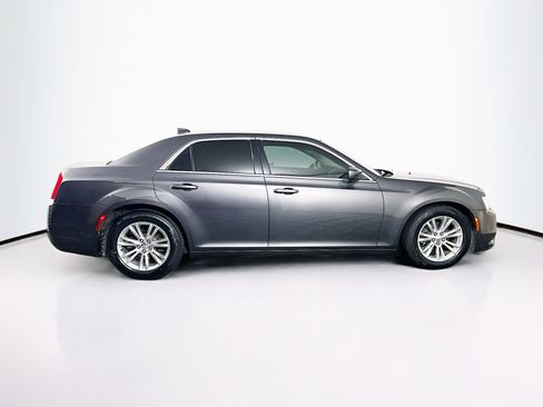 Used 2018 Chrysler 300 Touring L image 10