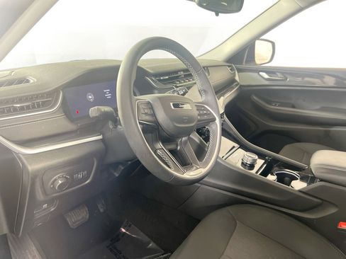 Used 2023 Jeep Grand Cherokee L Laredo image 9