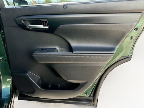 Used 2024 Toyota Highlander XLE image 32