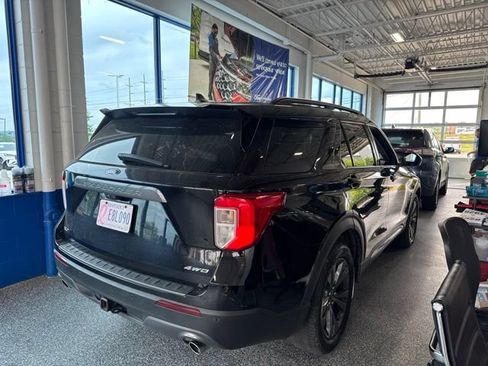 Used 2023 Ford Explorer XLT w/ Equipment Group 202A AWD/4WD image 4