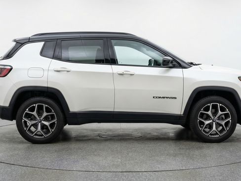 Used 2025 Jeep Compass Limited image 11