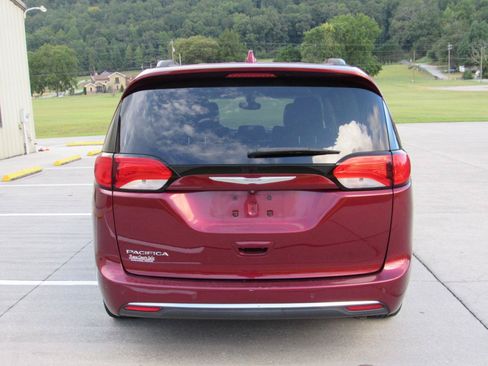 Used 2017 Chrysler Pacifica Touring-L w/ Tire & Wheel Group FWD image 11