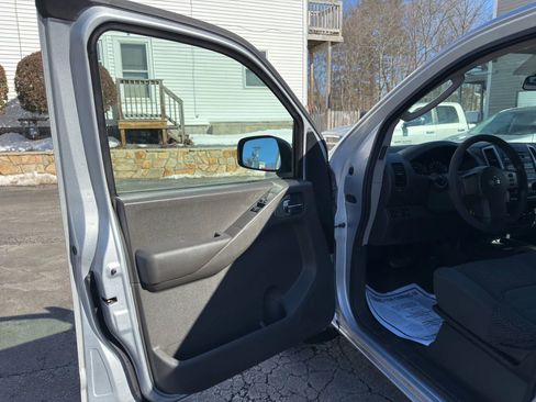 Used 2010 Nissan Frontier SE w/ SE Value Truck Pkg image 15