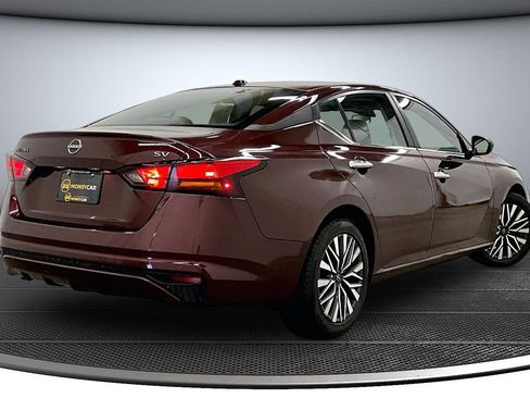 Used 2024 Nissan Altima 2.5 SV FWD image 6