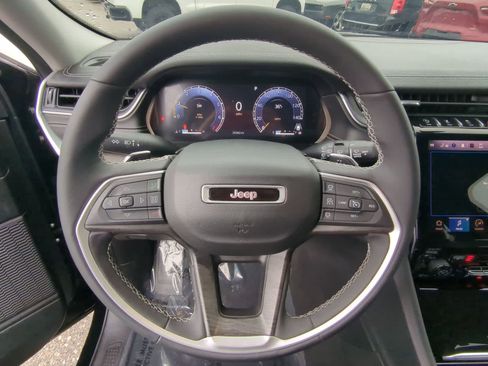 Certified 2024 Jeep Grand Cherokee Limited w/ Black Appearance Package image 22