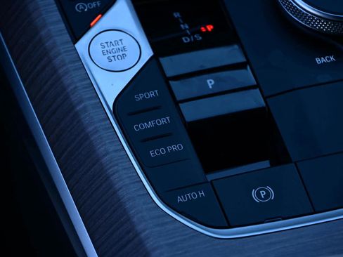 Used 2025 BMW 330i Sedan w/ M Sport Package image 17