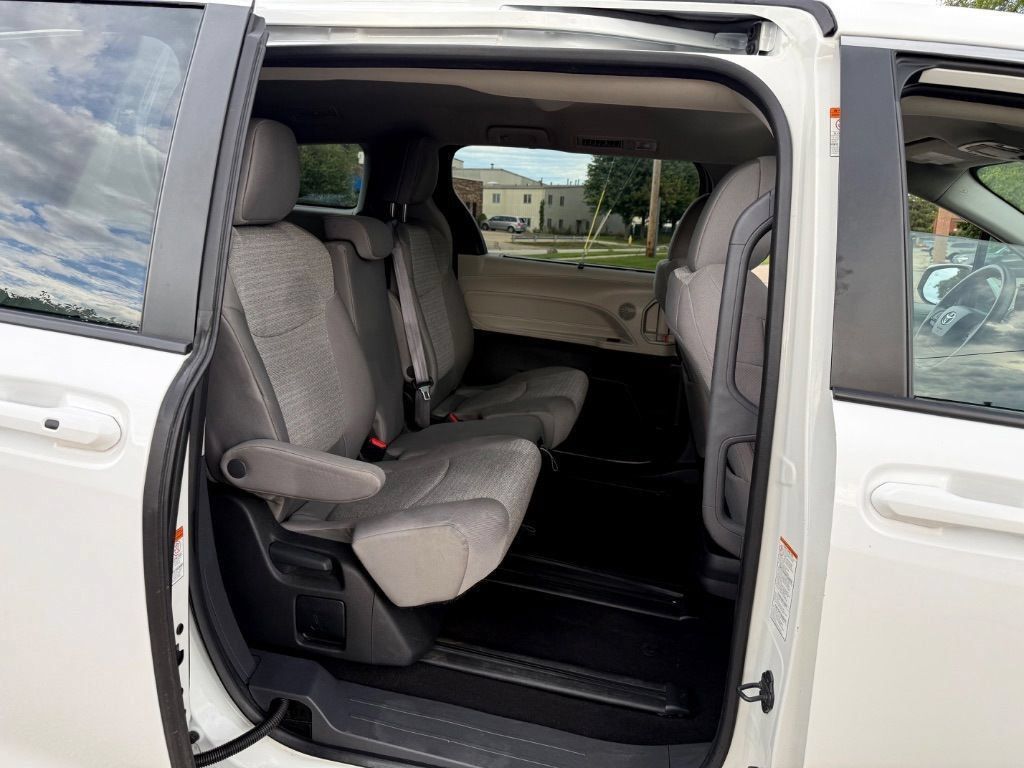 Used 2024 Toyota Sienna LE FWD image 4