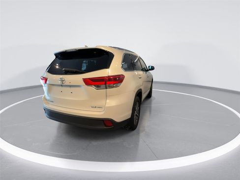 Used 2019 Toyota Highlander XLE image 7
