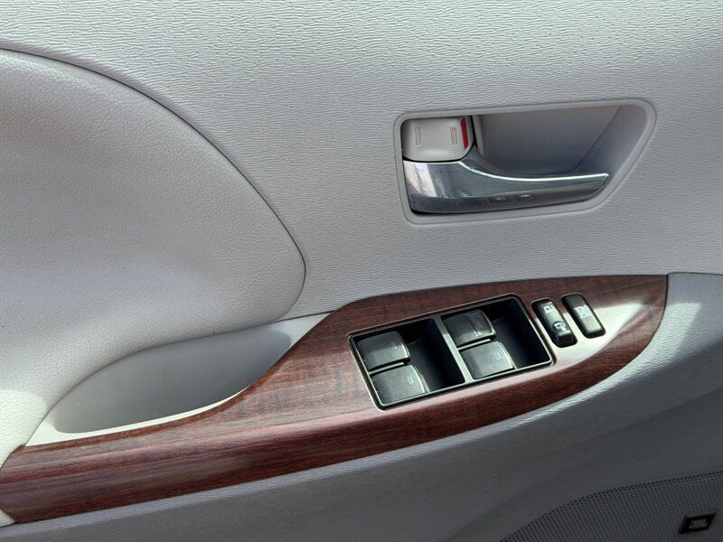 Used 2014 Toyota Sienna XLE w/ XLE Premium Package FWD image 15
