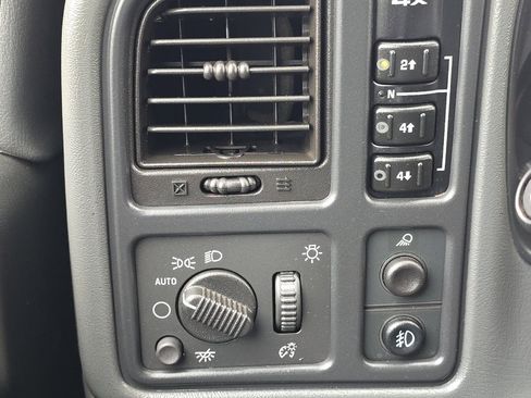 Used 2006 Chevrolet Silverado 2500 LT w/ Heavy-Duty Power Package image 36