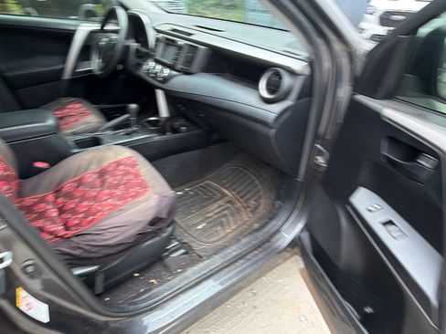 Used 2018 Toyota RAV4 LE FWD image 19