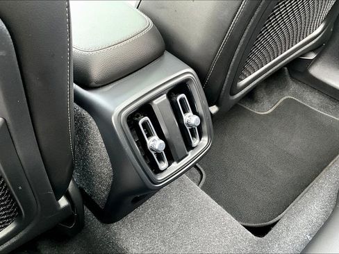 Used 2024 Volvo XC40 B5 Core image 34