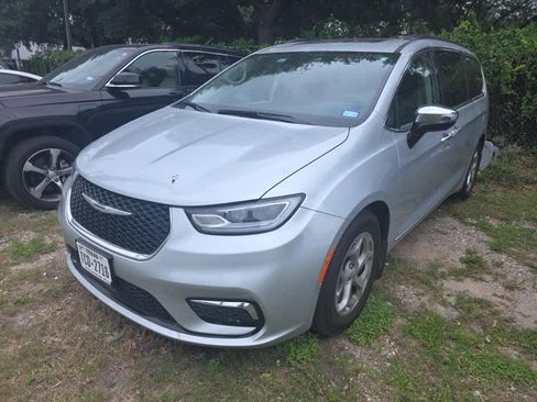 Used 2023 Chrysler Pacifica Limited w/ Uconnect Theater Family Group FWD image 2