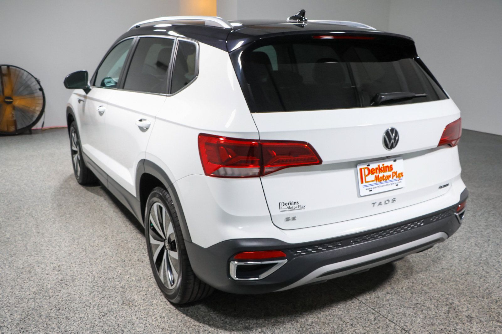 Used 2023 Volkswagen Taos SE w/ Panoramic Sunroof Package AWD/4WD image 9