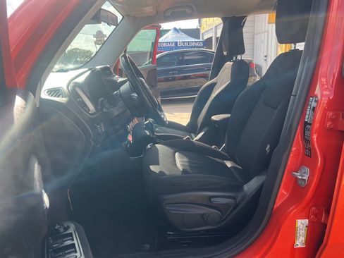 Used 2017 Jeep Renegade Latitude FWD image 13