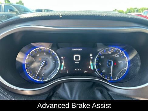 Used 2017 Chrysler Pacifica Limited FWD image 8