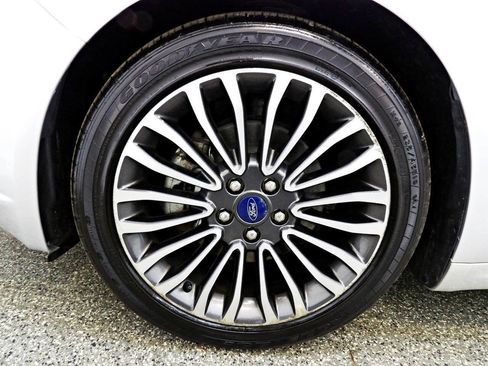 Used 2018 Ford Fusion SE w/ Fusion SE Technology Package FWD image 18