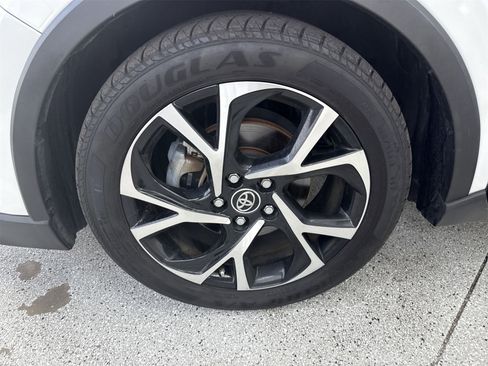 Used 2018 Toyota C-HR XLE image 48