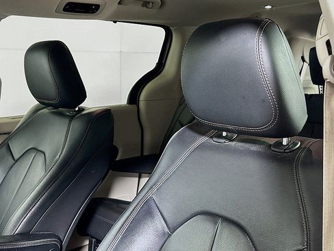 Used 2017 Chrysler Pacifica Touring-L FWD image 19