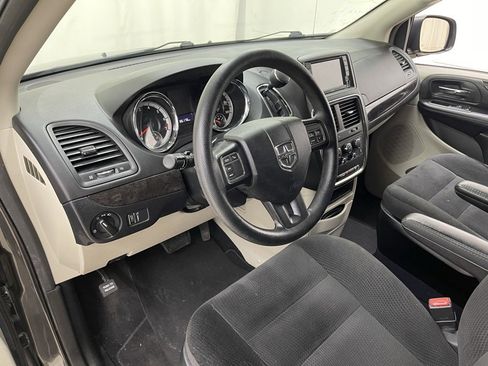 Used 2019 Dodge Grand Caravan SE w/ UConnect Hands-Free Group image 20