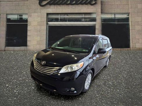 Used 2017 Toyota Sienna XLE Premium FWD image 1