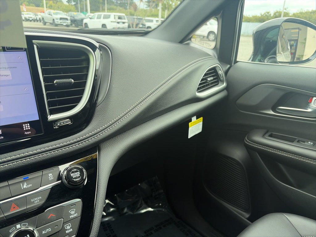 Used 2026 Chrysler Pacifica Select AWD/4WD image 10