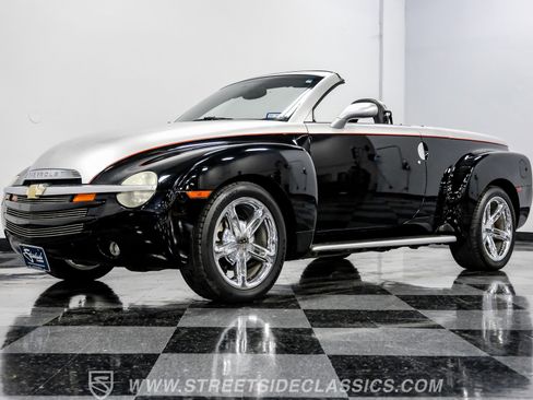 Used 2005 Chevrolet SSR w/ Preferred Equipment Group image 20