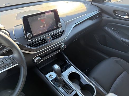 Used 2024 Nissan Altima 2.5 SV image 17