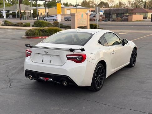 Used 2018 Toyota 86 RWD image 6
