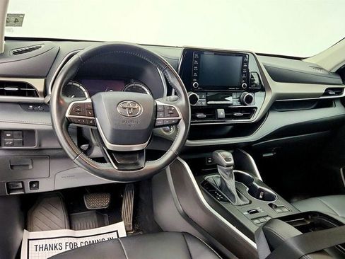 Used 2022 Toyota Highlander XLE AWD/4WD image 13