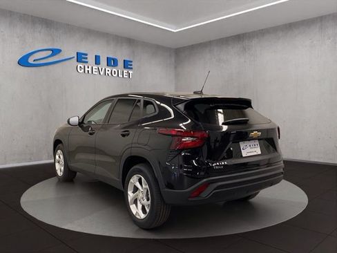 New 2026 Chevrolet Trax LS w/ LS Convenience Package FWD image 12