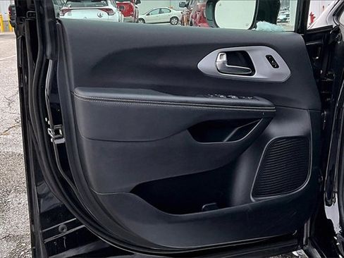 Used 2025 Chrysler Pacifica Limited image 23