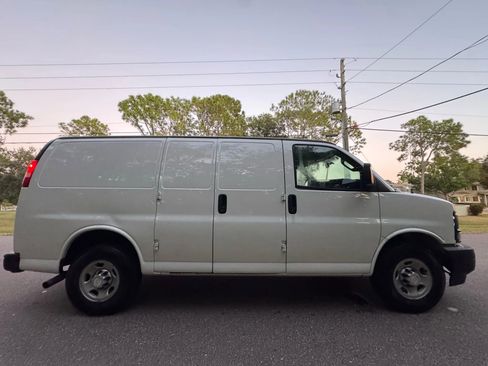 Used 2017 Chevrolet Express 2500 image 3