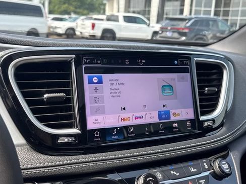 Used 2025 Chrysler Pacifica Limited FWD image 23