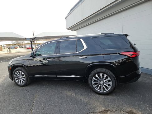 Used 2023 Chevrolet Traverse Premier image 2