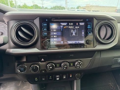 Used 2019 Toyota Tacoma TRD Off-Road w/ Technology Package AWD/4WD image 18
