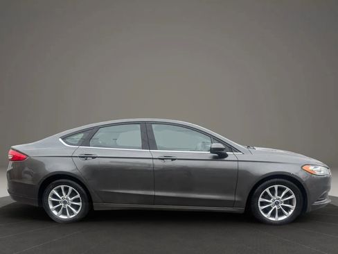 Used 2017 Ford Fusion SE image 4