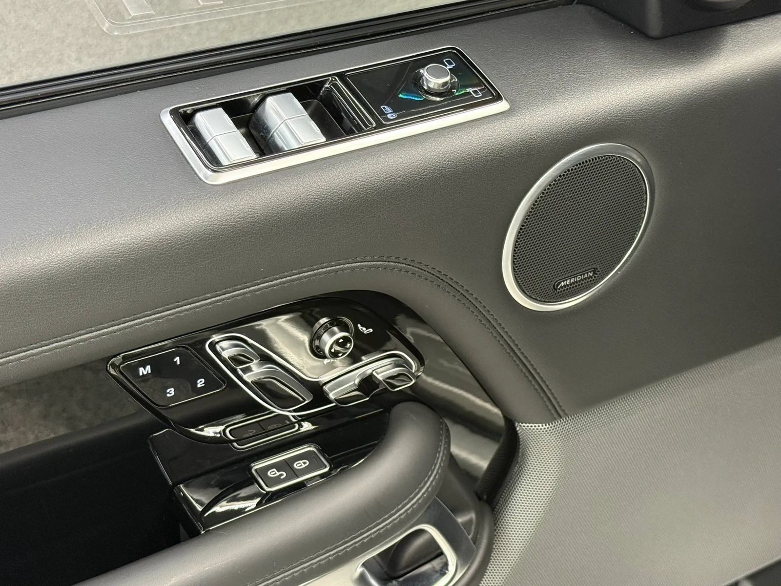 Used 2019 Land Rover Range Rover HSE AWD/4WD image 12