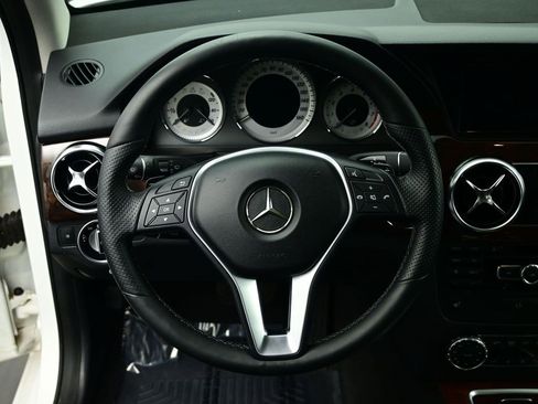 Used 2015 Mercedes-Benz GLK 350 4MATIC image 3