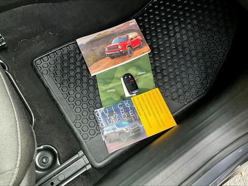 Used 2023 Jeep Renegade Latitude image 20