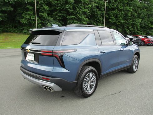 Used 2025 Chevrolet Traverse LT AWD/4WD image 5