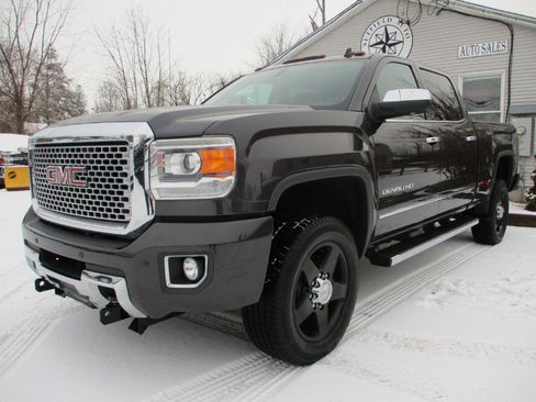 Used 2015 GMC Sierra 2500 Denali w/ Suspension Package, Off-Road image 2