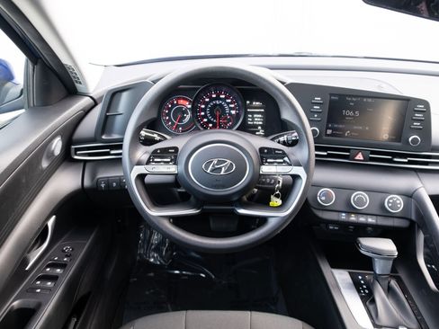 Used 2023 Hyundai Elantra SE FWD image 2