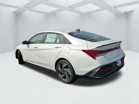 New 2025 Hyundai Elantra SEL image 7