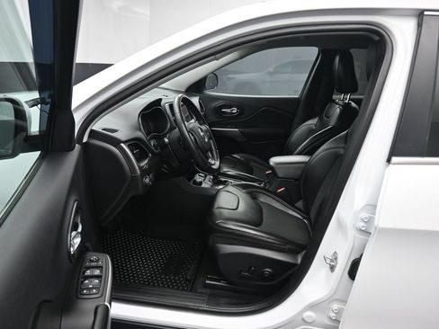Used 2019 Jeep Cherokee Latitude Plus w/ Cold Weather Group AWD/4WD image 11