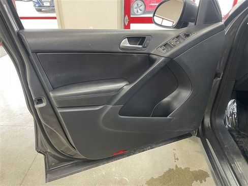 Used 2016 Volkswagen Tiguan S image 14
