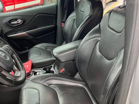 Used 2019 Jeep Cherokee Limited FWD image 28